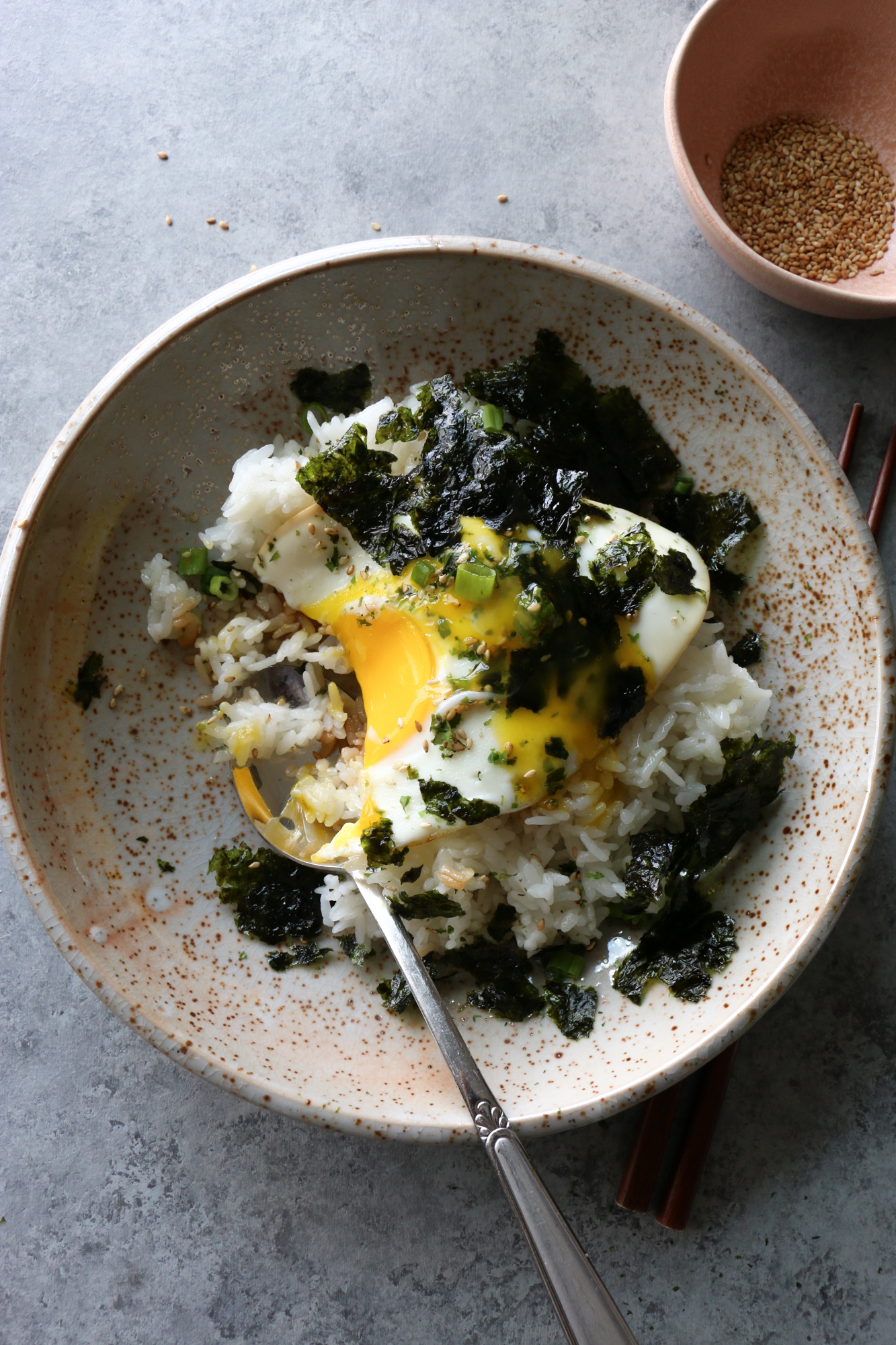 How To Make Gyeran Bap (Korean Rice with Egg). So easy to make and so delicious! Sprinkle some furikake over the top, and mix in the egg! 
