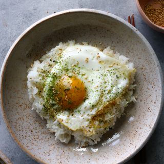 How To Make Gyeran Bap (Korean Rice with Egg). So easy to make and so delicious! Sprinkle some furikake over the top, and mix in the egg!