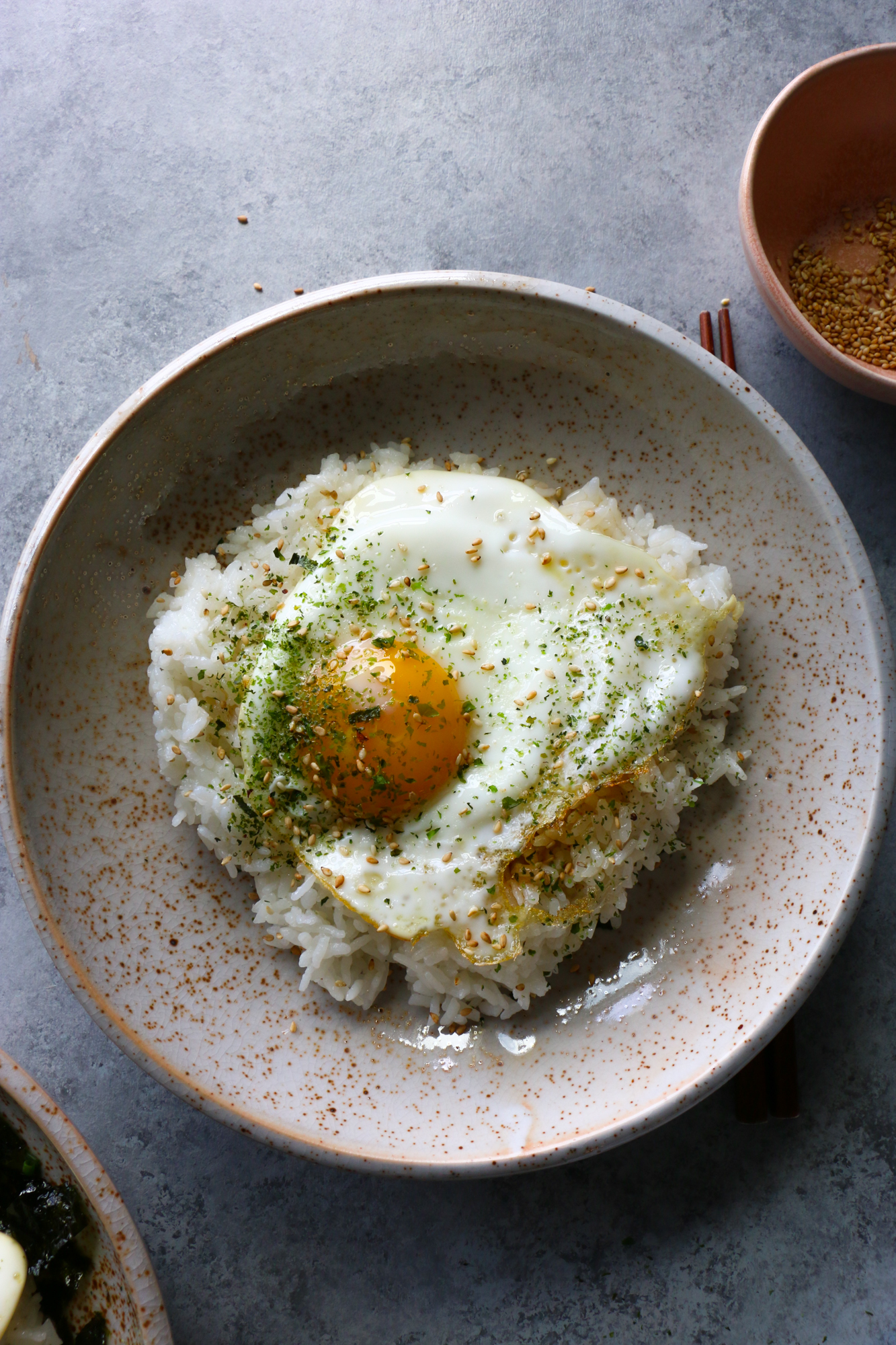How To Make Gyeran Bap (Korean Rice with Egg). So easy to make and so delicious! Sprinkle some furikake over the top, and mix in the egg! 