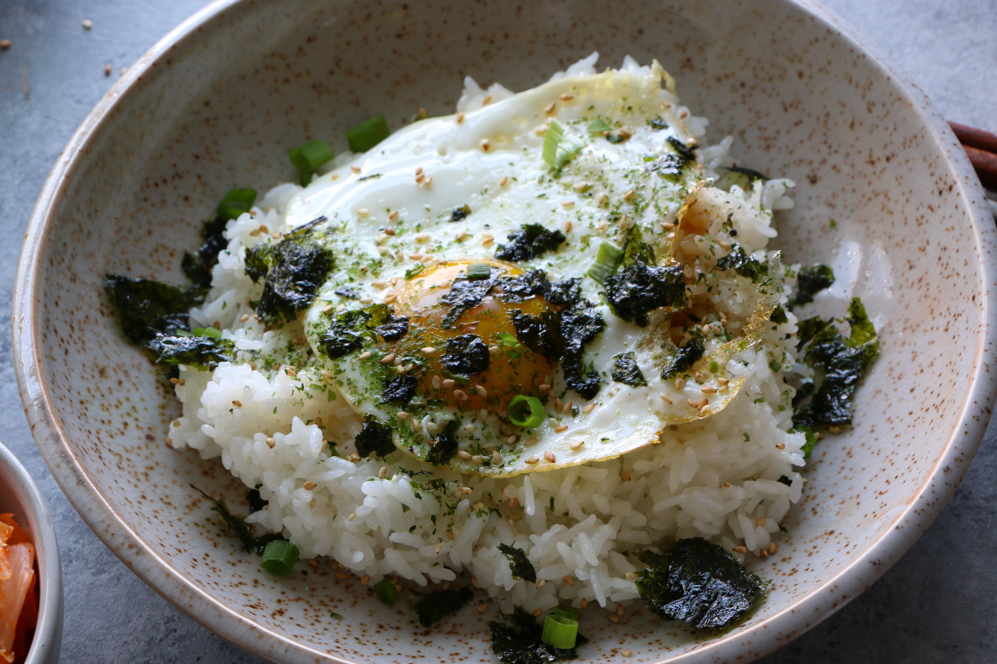 How To Make Gyeran Bap (Korean Rice with Egg). So easy to make and so delicious! Sprinkle some furikake over the top, and mix in the egg! 