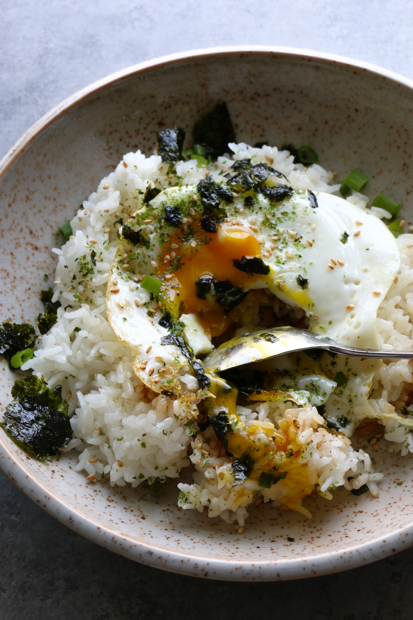 How To Make Gyeran Bap (Korean Rice with Egg). So easy to make and so delicious! Sprinkle some furikake over the top, and mix in the egg! 