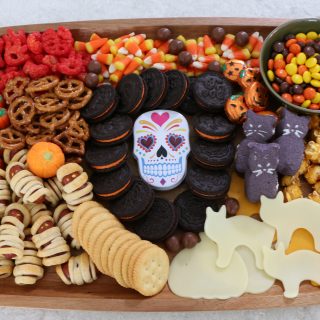 Halloween Snack Board! Here are some festive treats to make and enjoy for Halloween. Make this board with your kids, your friends and enjoy!