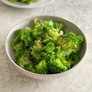 Korean Broccoli Banchan! Blanched or steamed broccoli tossed with sesame oil, garlic, salt and sesame seeds, it's so good!