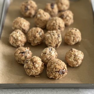 Easy Protein Energy Bites!! Unlike my other recipes, you don't need a food processor to make these energy bites! They are so good!