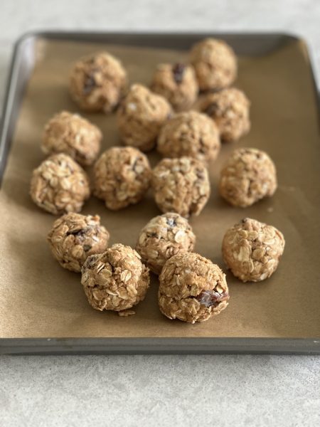 Easy Protein Energy Bites!! Unlike my other recipes, you don't need a food processor to make these energy bites! They are so good!