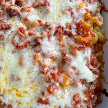 Baked Ziti Recipe! This baked ziti recipe is easy to make, super cheesy, and comforting. It's perfect for eating on a cold winter day!