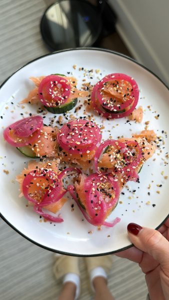 Baked Salmon Cucumber Bites with Spicy Mayo! Delicious bites of goodness and so easy to make! Make them and enjoy!