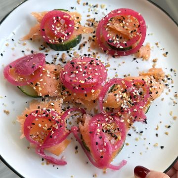 Baked Salmon Cucumber Bites with Spicy Mayo! Delicious bites of goodness and so easy to make! Make them and enjoy!